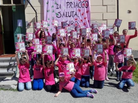 CUORGNE' - I bimbi della scuola elementare di Priacco «salutano» il Giro d'Italia - FOTO