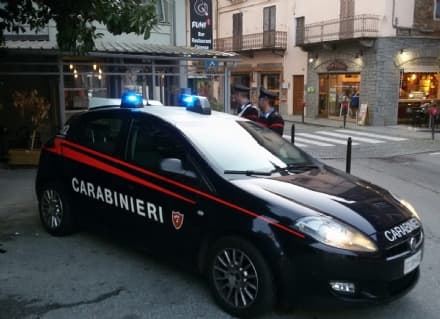 CASTELLAMONTE - Calci e pugni ai clienti del ristorante: 23enne arrestato dai carabinieri in pieno centro