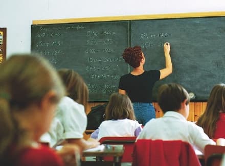 CANAVESE - Maestra nei guai: si faceva massaggiare dai bimbi