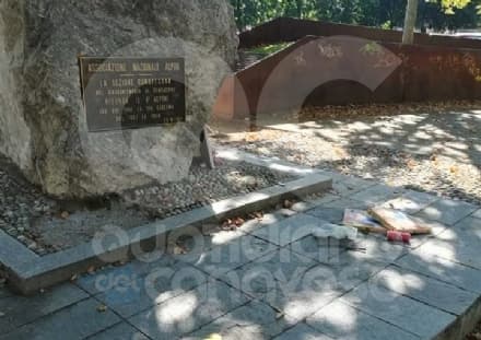 IVREA - Mangiano sul monumento ai caduti poi lasciano la spazzatura per terra - FOTO