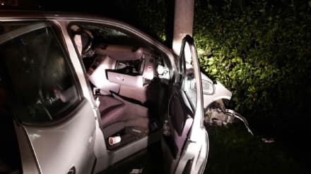 CASTELLAMONTE - Incidente stradale nella notte: auto contro palo