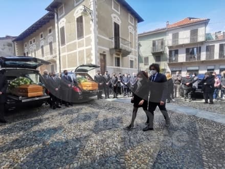 RIVAROLO CANAVESE - L'intera città travolta dal dolore per l'ultimo saluto alla maestra Liliana e al marito Osvaldo - FOTO e VIDEO