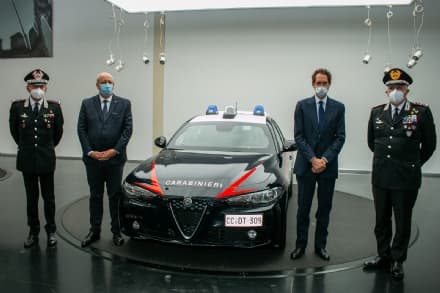 MOTORI - La nuova Alfa Romeo Giulia 2.0 turbo diventa l'auto dei carabinieri - FOTO