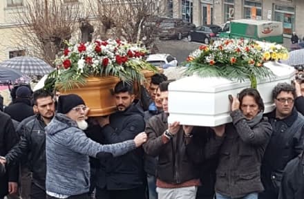 PONT CANAVESE - Lo straziante addio a Simone e Raffaele: tutto il paese ha salutato i due ragazzi - VIDEO