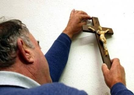 VALPERGA - Il crocifisso del municipio trasloca ed è scontro