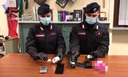 IVREA - Nasconde la droga nel calzino e spaccia anche dagli arresti domiciliari: preso e portato in carcere - VIDEO