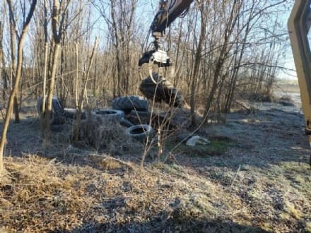 RIVAROSSA - Maiali abbandonano pneumatici nei boschi: rimozione a carico dei cittadini