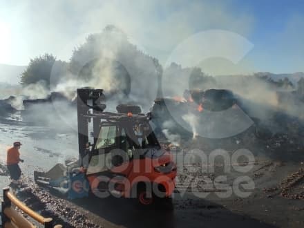 CIRIÉ - Incendio alla cartiera: in corso le operazioni dei vigili del fuoco. Controlli Arpa sulla qualità dell'aria - FOTO E VIDEO