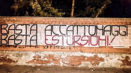 IVREA - Striscione di Forza Nuova contro i parcheggiatori abusivi di piazza del Rondolino