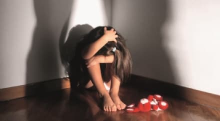 IVREA - Molestie sessuali nei confronti di due bambine: maestra e bidello indagati dalla procura