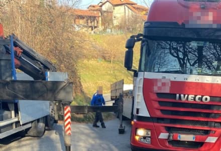 RIVARA - Camion resta incastrato tra i tornanti: l'autista «tradito» dal navigatore satellitare
