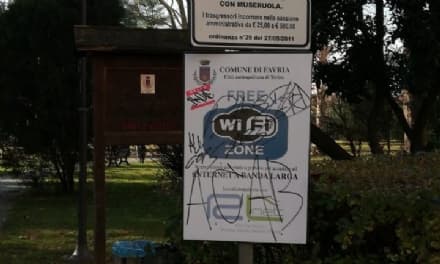 FAVRIA - Vandali di fronte al municipio: scritte contro le forze dell'ordine