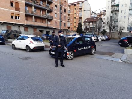 LEINI - Giovani col vizio della droga portano i carabinieri fin sotto casa del pusher: arrestato