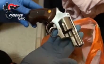 SAN FRANCESCO AL CAMPO - Bombe a mano, pistole, munizioni e droga nella casa di un operaio: arrestato dai carabinieri di Leini - VIDEO
