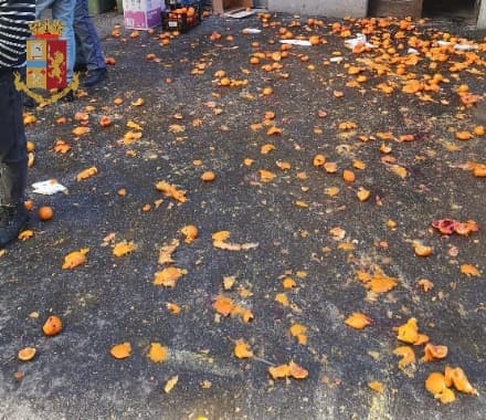 IVREA - Battaglia delle arance «fai da te» nel cortile del condominio: interviene la polizia. Multati in sette per assembramento