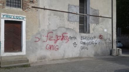 FAVRIA - Idioti in azione imbrattano la sede della Pro loco