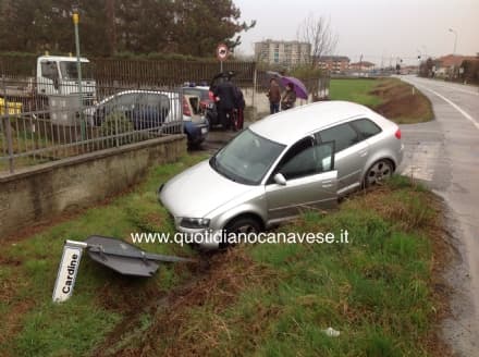 FELETTO - Incidente sulla 460: due auto distrutte e tre feriti - FOTO