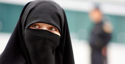 CHIVASSO - Insulta una donna che indossa il burqa, 65enne denunciato