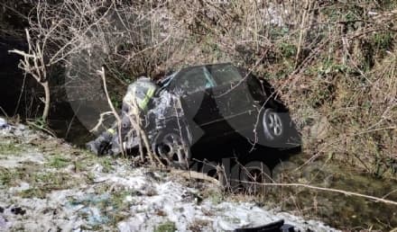 FAVRIA - Si schianta con l'auto e finisce nel canale, automobilista salvo per miracolo: elitrasportato al Cto - FOTO e VIDEO