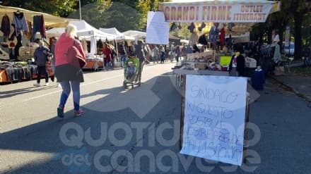 RIVAROLO - Protesta degli ambulanti contro sindaco e Comune: «Vogliamo tornare in centro» - FOTO