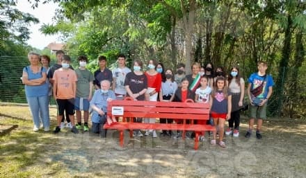 BASSO CANAVESE - Inaugurate le 4 panchine rosse realizzate dai ragazzi del gruppo Hope - FOTO