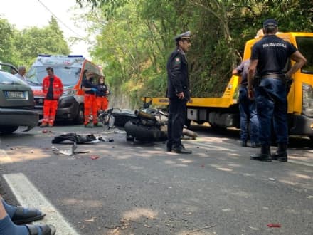 IVREA - Scontro auto-moto in via San Pietro Martire: centauro ferito in ospedale