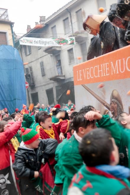 CARNEVALE DI IVREA - Battaglia delle arance: i piccoli aranceri tireranno in piazza Ferrando
