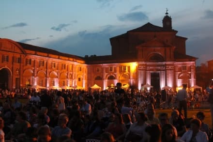 AGLIE' - Piazza Castello protagonista con la «Cena Ducale» e lo spettacolo di Flavio Oreglio