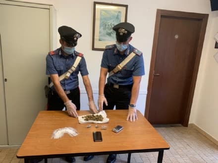 CASELLE - Spaccia marijuana: gestore del chiosco arrestato dai carabinieri - VIDEO