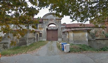 BORGARO - Discarica abusiva nell'area del castello: denunciato il papà dell'ex Miss Italia, Cristina Chiabotto