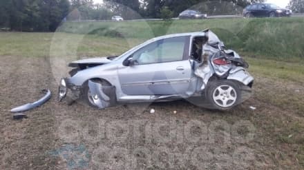CASTELLAMONTE - Auto nella scarpata a Spineto, due ragazzi di 21 e 15 anni feriti - FOTO