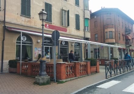 CASTELLAMONTE - Ladri scatenati rubano anche i divani del bar