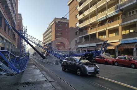 TRAGEDIA SUL LAVORO - Gru crolla su un palazzo: tre morti e diversi feriti - FOTO
