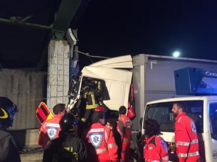 IVREA-SANTHIA' - Camion si schianta contro un ponte: autista grave in ospedale - FOTO