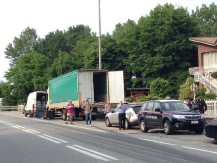 FELETTO - Camion perde liquidi sulla 460 - FOTO
