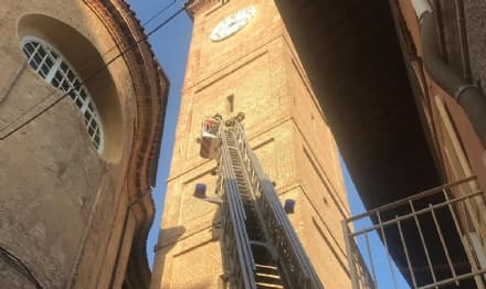 FAVRIA - Cornicione pericolante dalla chiesa: intervento dei vigili del fuoco - FOTO