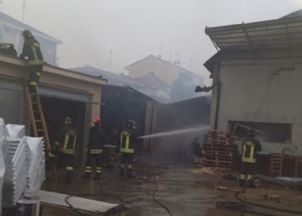 LEINI - Vasto incendio devasta un'azienda di sedie - FOTO