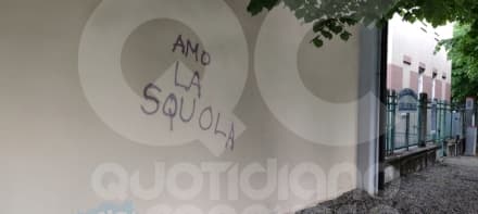 AGLIE' - Ancora vandali in azione vicino alle scuole: si moltiplicano le scritte sulle case - FOTO