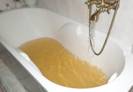 BORGIALLO - Acqua gialla dai rubinetti e corrente che salta: doppia raccolta firme dei residenti di Bastiglia