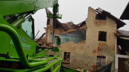 CASTELLAMONTE - Boato nella notte, crolla casa a due passi dal municipio. Una famiglia evacuata - FOTO