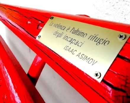 PRASCORSANO - Una panchina rossa contro la violenza sulle donne