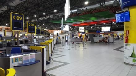 CASELLE - Uncem: «In aeroporto bloccati gli accessi. Solo 10 minuti di sosta gratuita, poi il conto è salato»
