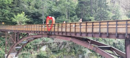 RONCO CANAVESE - Inaugurazione del Ponte degli innamorati: posizionato un cuore per gli autoscatti