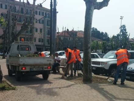 IVREA - I profughi al lavoro per ripulire i marciapiedi