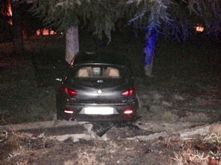 AGLIÈ - Auto sfonda la cancellata di una villa: due feriti - FOTO