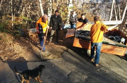 COLLERETTO - L'ex Provincia non interviene: i cittadini riparano la strada da soli