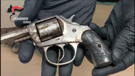 LEINI - I carabinieri scoprono un arsenale di armi e un bazar di articoli di lusso rubati a Pino Torinese - VIDEO