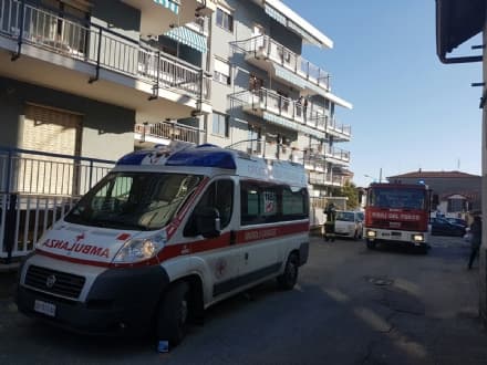 RIVAROLO - Minaccia di buttarsi dal balcone di casa: salvata