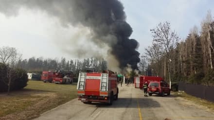CASELLE - Furioso incendio devasta il centro scambisti "New Happy Days" al confine con Borgaro - FOTO