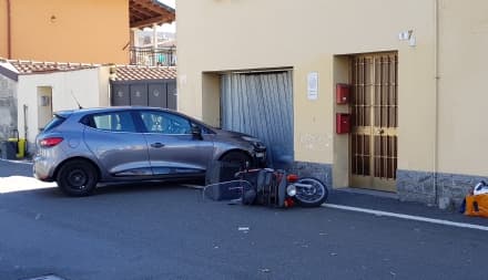 RIVAROLO - Schianto in via Valle, auto sfonda un garage - FOTO